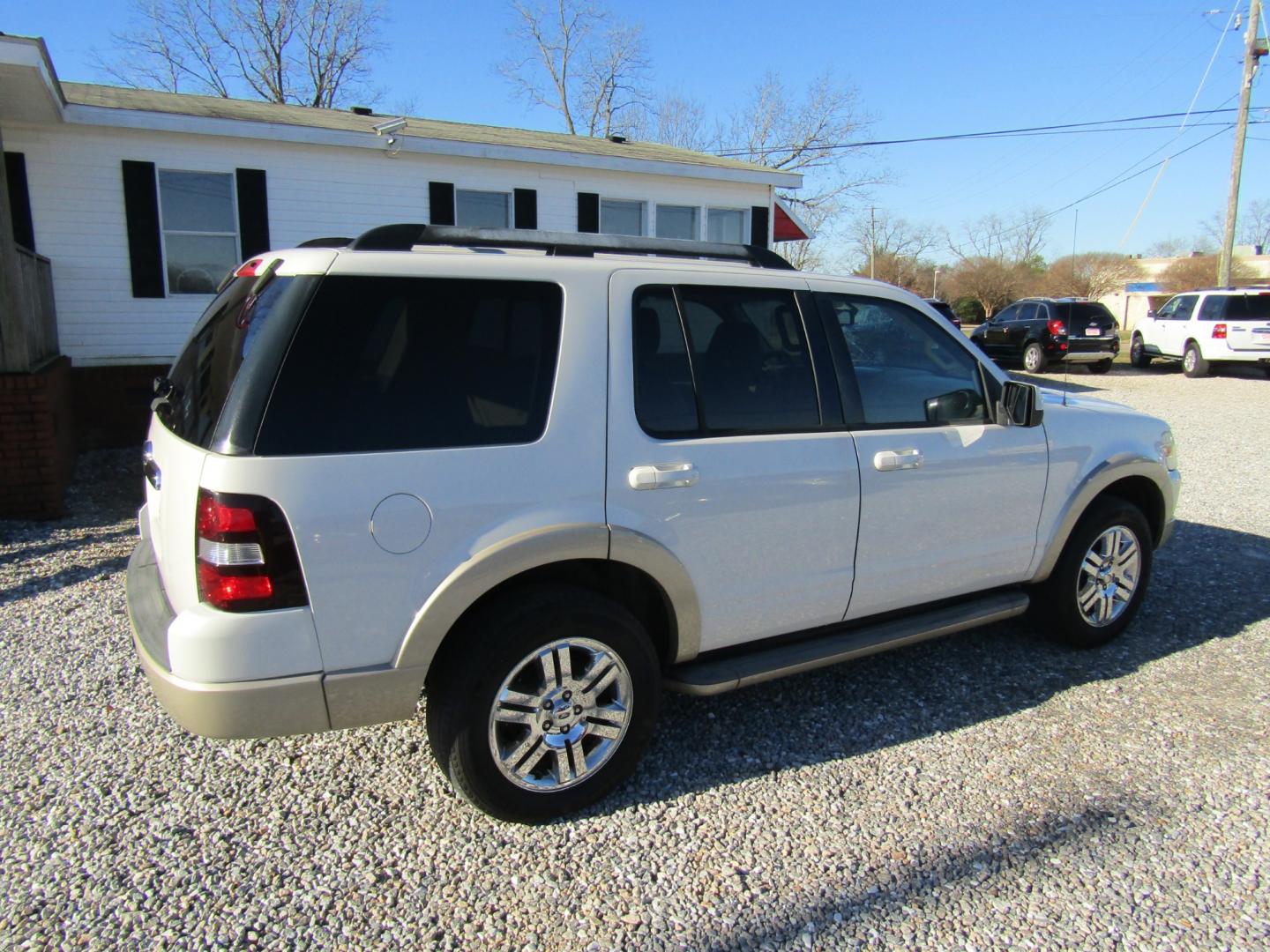 2009 White Ford Explorer Eddie Bauer 4.0L 2WD (1FMEU64E49U) with an 4.0L V6 SOHC 16V engine, Automatic transmission, located at 15016 S Hwy 231, Midland City, AL, 36350, (334) 983-3001, 31.306210, -85.495277 - Photo#7